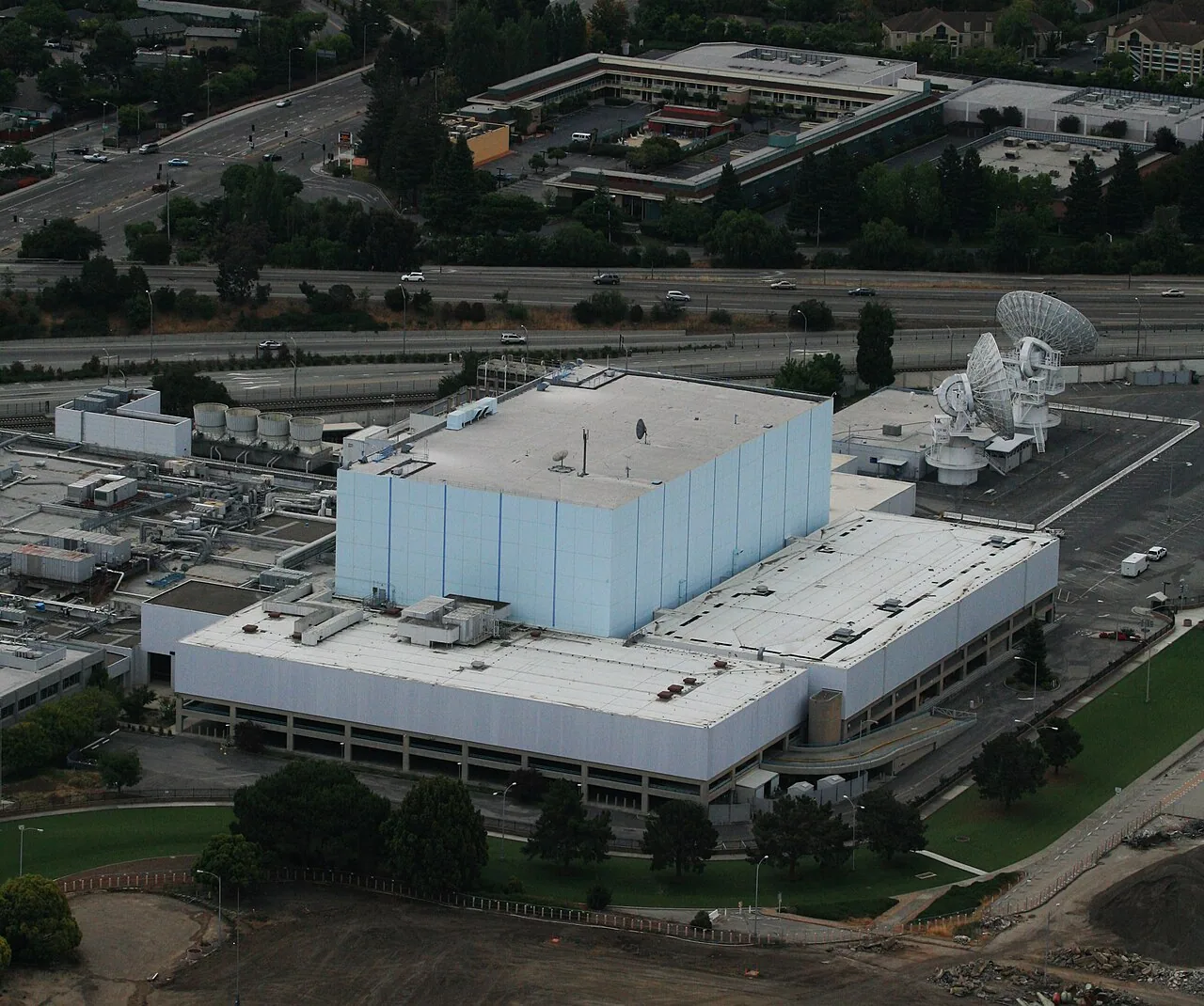Commercial Roofing in Onizuka Crossing and Mathilda Gateway, CA